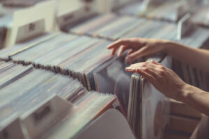 Handling vinyl records before packing